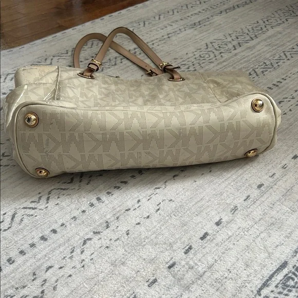Michael Kors Cream Tote Bag has some wear as shown on pictures! - Picture 3 of 9